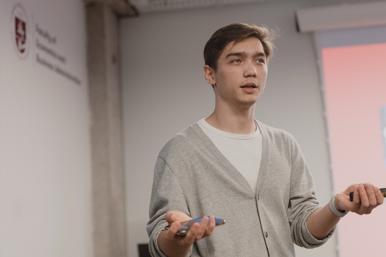 Amet presenting the Scamzilla concept at the SEB hackathon